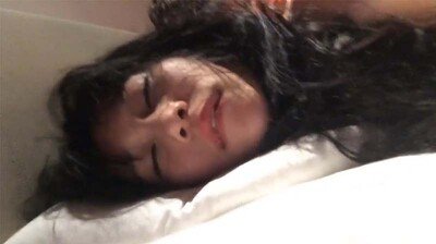 晚上加班吃宵夜灌倒平时很骚的女同事旅馆开房嘴里说不要下面迎合鸡巴不停抖动