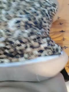 今天老婆漂亮哦，穿着豹纹连衣裙，下班堵在门口、激战到床上，拥抱舌吻_女上