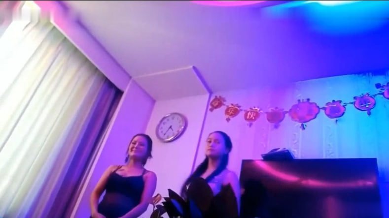 挑了一个大奶美女在酒店开房享受爱爱大餐长得漂亮又懂得情趣的真难得