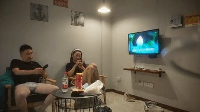 小胖哥酒店约炮刚刚离异的女同事骚的很各种姿势操都满足不了