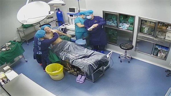 泄露美女注射隆胸过程全纪录爱美不怕痛_