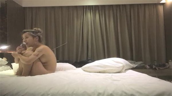寻花偷拍-大屌魔人高价约了个苗窕小姐姐中场洗完澡再干第二炮