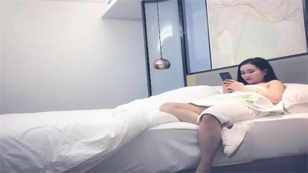 寻花偷拍-大屌魔人高价约了个苗窕贫乳美妆小姐姐大鸡巴看的小姐姐一脸惊恐