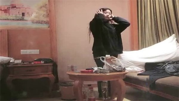 寻花偷拍-大屌魔人高价约了个苗窕妹子又折又凹干的妹子吱哇乱叫