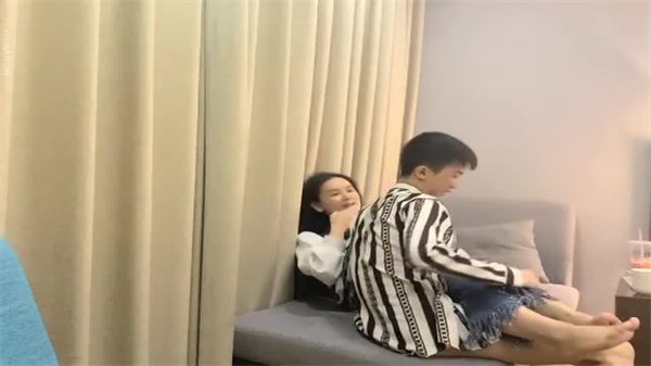 寻花偷拍-男主高价约操高跟长腿苗窕贫乳骚货