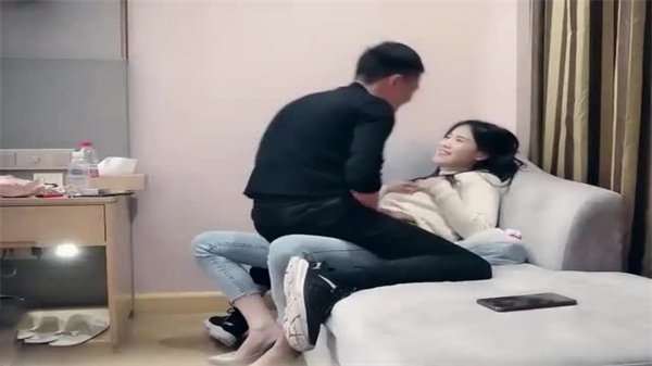 寻花偷拍-男主高价约了个颜值长腿小姐姐付完款主动求抱一脸骚样_
