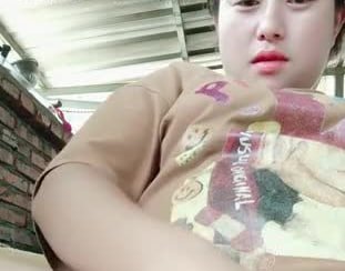 怀孕的人妻露脸大白天哄着孩子还要伺候大哥激情啪啪掰开逼逼给狼友看特写各种
